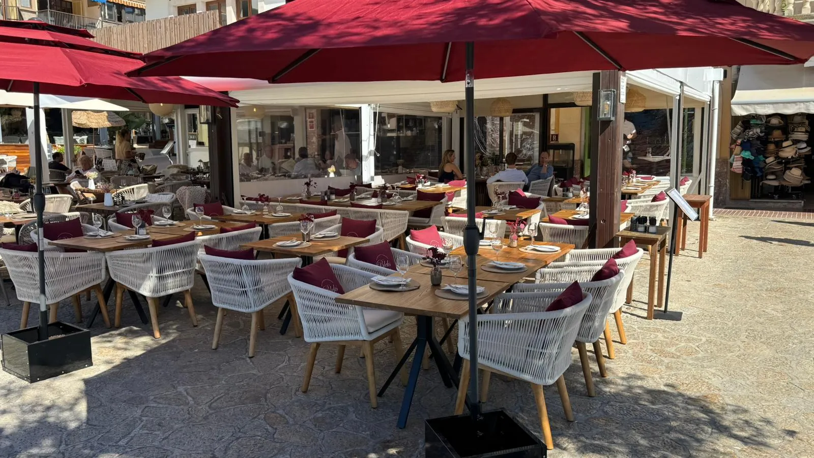 Bleks Außenbereich mit roten Sonnenschirmen