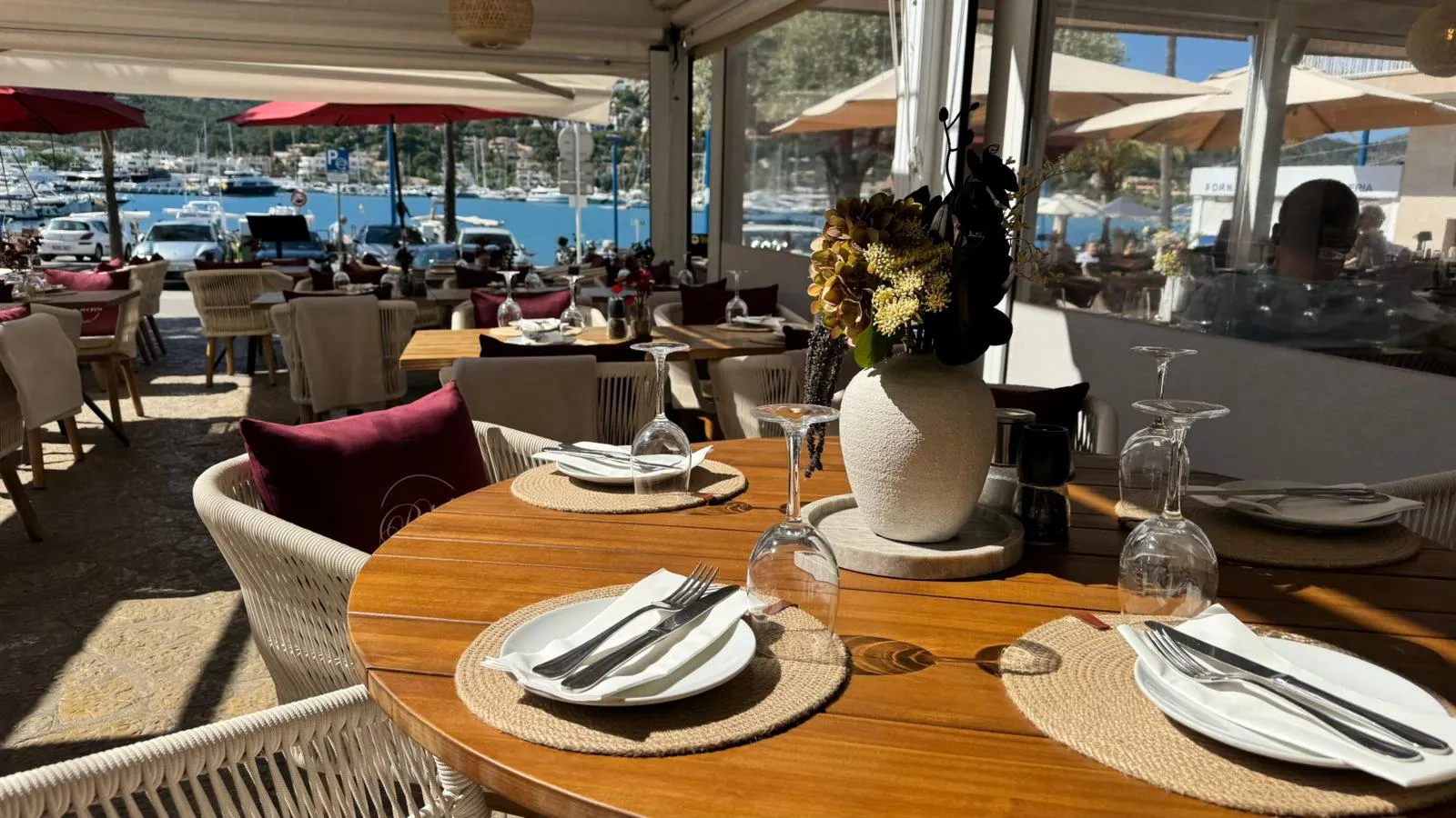Gedeckter Tisch mit Blick auf den Hafen