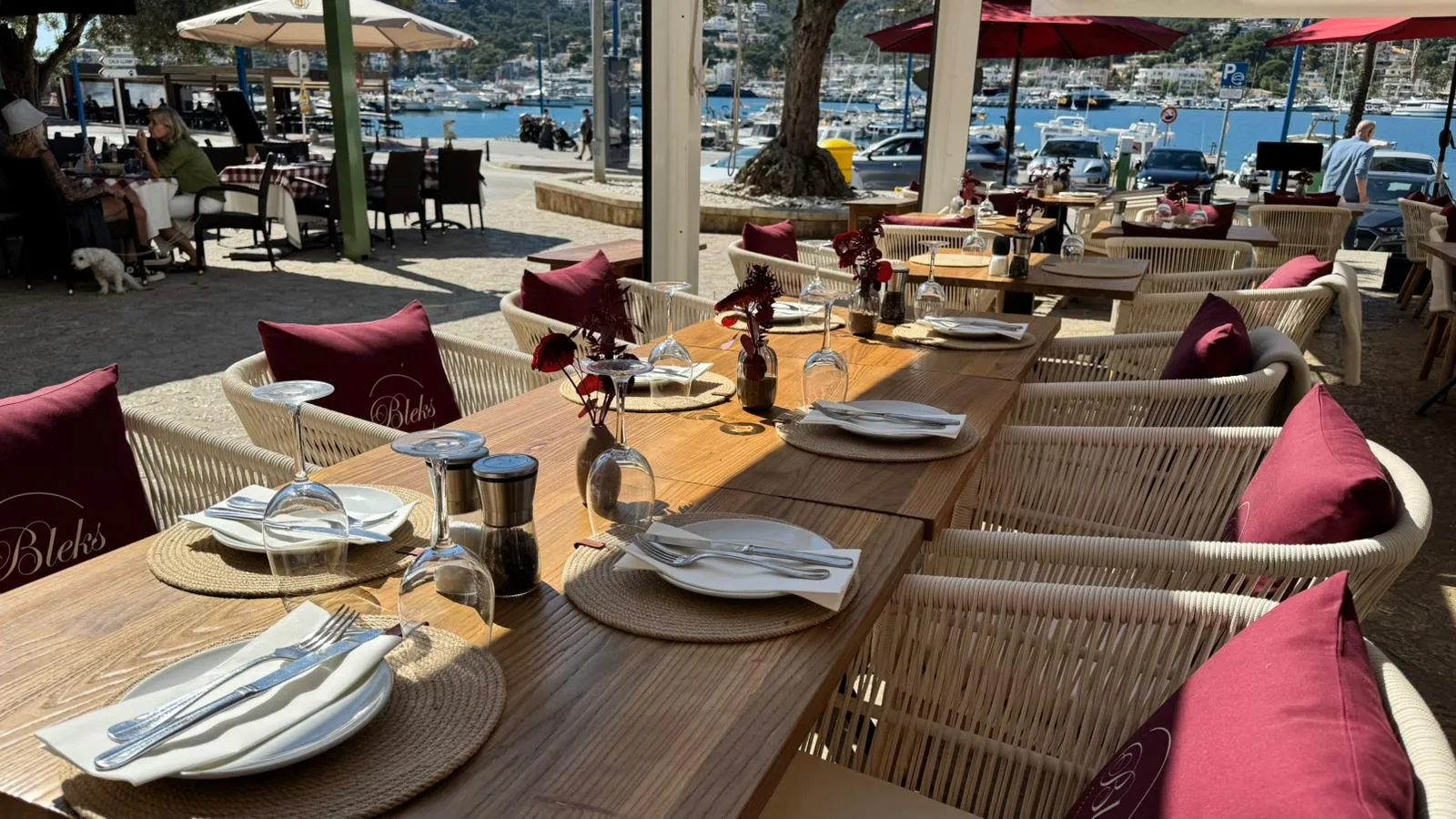 Lange Tafel auf der Terrasse